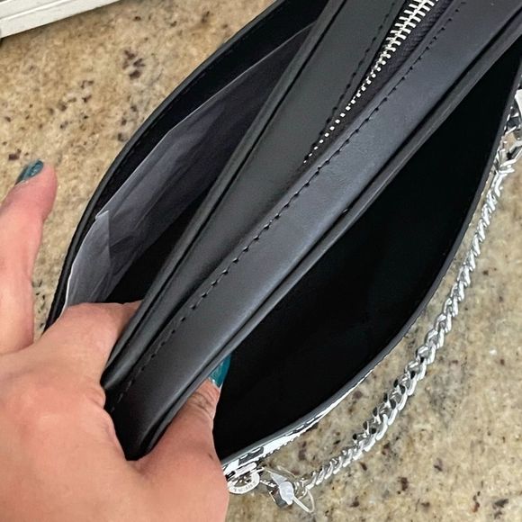 New mk jet set EW crossbody chain 😍 - Picture 4 of 11